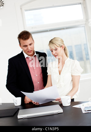 Businessman and woman working in office Banque D'Images