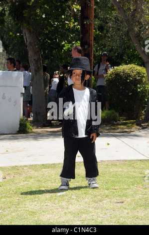 Un jeune fan de Michael Jackson exécute une danse en hommage à son héros à l'extérieur de la maison de Joe Jackson Encino, Californie - 29.06.09 Banque D'Images