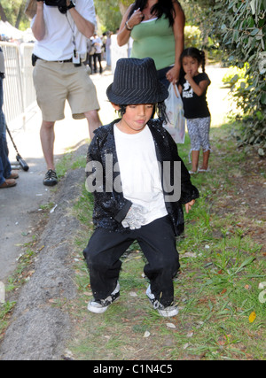 Un jeune fan de Michael Jackson exécute une danse en hommage à son héros à l'extérieur de la maison de Joe Jackson Encino, Californie - 29.06.09 Banque D'Images