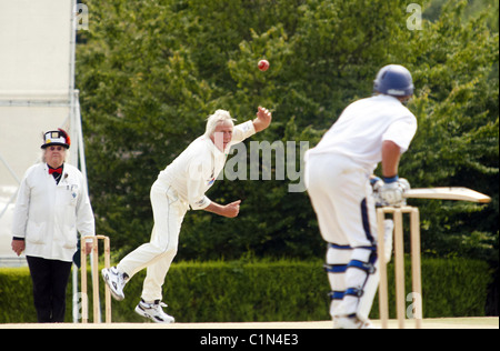 Fast bowler australien Jeff Thomson bowling au match de cricket de bienfaisance Bunbury Chobham dans le Surrey la collecte de fonds pour l'anglais Banque D'Images