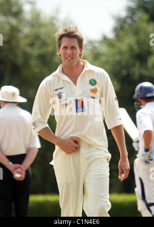 Matt Thomson, fils de fast bowler australien Jeff Thomson au match de cricket de bienfaisance Bunbury Chobham dans le Surrey sensibilisation Banque D'Images