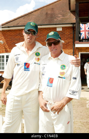 Fast bowler australien Jeff Thomson et son fils Matt Thomson jouer ensemble pour la première fois où ils ont ouvert le bowling et Banque D'Images