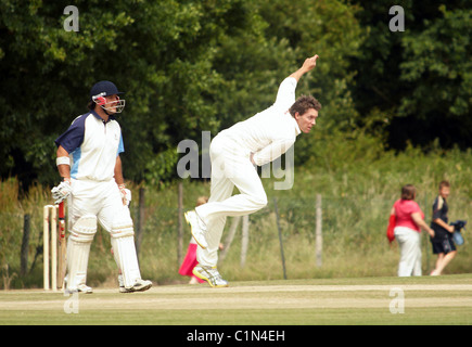 Matt Thomson (fils de fast bowler australien Jeff Thomson) bowling au match de cricket de bienfaisance Bunbury Chobham dans le Surrey Banque D'Images