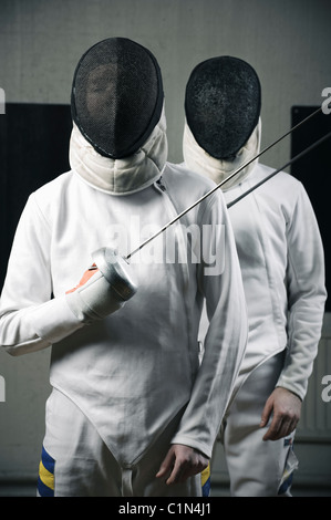 Portrait de deux tireurs holding fencing foils Banque D'Images