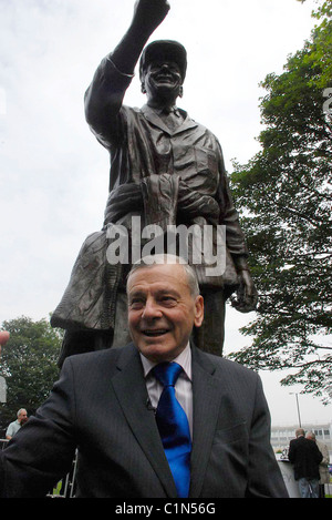 Dickie Bird assiste à l'inauguration de sa statue à Church Lane, Barnsley. Barnsley, dans le Yorkshire - 30.06.09 Banque D'Images