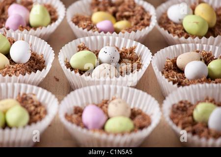 Cupcakes nids de Pâques fait avec du blé filamenté, sirop, chocolat et sucre au chocolat enrobés de mini-oeufs. Banque D'Images