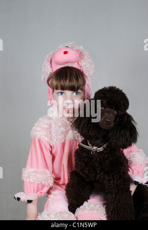 Israël, une jeune fille de Pourim 5 habillé en costume de mouton rose dans un communiqué de modèle disponible Banque D'Images