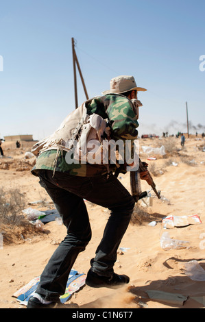 Un soldat rebelle avancées dans la bataille pour Ras Lanouf Banque D'Images