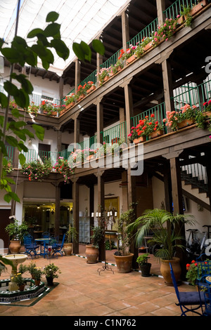 Intérieur / cour intérieure avec balcon / balcons et portes des chambres à l'hôtel hosteria / dans la vieille ville. Séville. L'Espagne. Banque D'Images