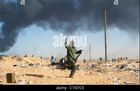Soldat rebelle au cours irstrike à Ras Lanuf Banque D'Images