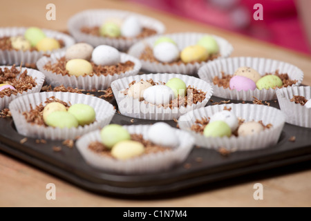 Nid de Pâques les gâteaux avec shredded wheat et mini oeufs en chocolat. Banque D'Images