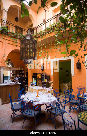 Restaurant à petite cour & table / chaises d'Hôtel / Auberge / dans la vieille ville historique de Séville. Espagne Banque D'Images