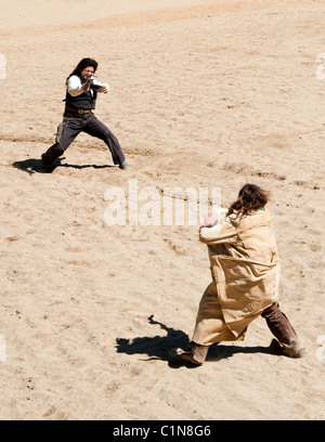 Le shérif adjoint et Cowboy gunfight à Mini Hollywood, Almeria, Andalousie, Espagne Banque D'Images