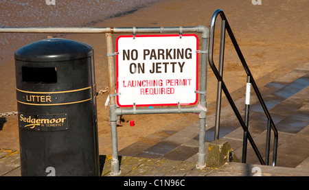 No parking on jetty signe et poubelle à Burnham on sea, promenade Banque D'Images