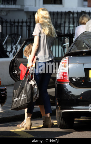 Claudia Schiffer prend ses enfants à l'école de Londres, Angleterre - 02.07.09 Banque D'Images