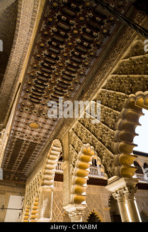 Travail de la pierre autour d'une cour de la (Espagnol : Patio de las Apartment Doncellas), à l'Alcazar de Séville / Séville. L'Espagne. Banque D'Images