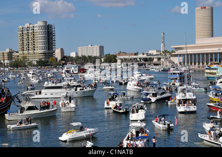 Foule avec des bateaux au centre-ville de Tampa Festival Pirate Gasparilla Banque D'Images