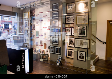 Des autographes / photographies autographiées dans fenêtre / Stanley Gibbons intérieur unique pour la collection de timbres de collection timbres-poste / / Banque D'Images