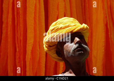 L'Inde, Rajasthan, séchage de bandes de coton pour la fabrication de sari Banque D'Images