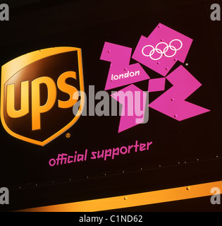 Un camion de livraison d'UPS avec un logo des Jeux Olympiques 2012 en tant que supporteur officiel des Jeux de Londres, Angleterre, Royaume-Uni Banque D'Images