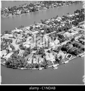 L'Amérique, années 1950. Une photographie par J Allan l'argent comptant. Ariel vue sur les maisons et jardins donnant sur front de mer, Miami, Floride. Banque D'Images