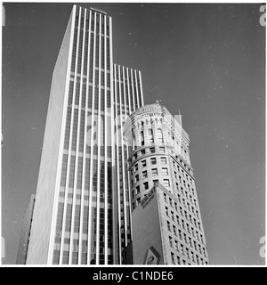 L'Amérique, années 1950. Gratte-ciel moderne à côté du vieux bâtiment dans cette photographie par J Allan l'argent comptant. Banque D'Images