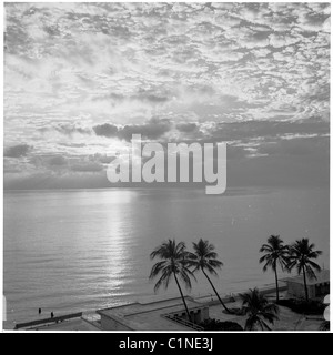 Années 1950. Miami. Photo prise dans les années 50 de la formation des nuages sur la côte de Miami en Floride, USA. Banque D'Images