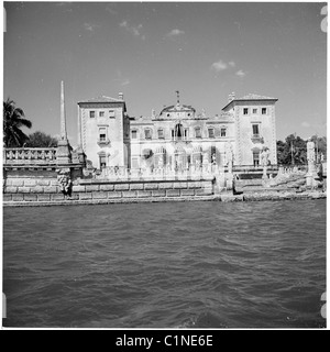 L'Amérique, années 1950. Une photographie par J Allan Paiement d'un grand hôtel sur le front de mer, Miami, Floride. Banque D'Images