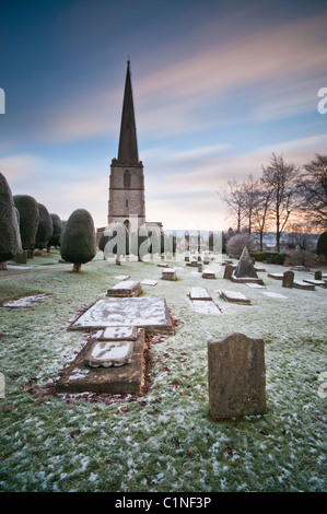 Matin d'hiver glacial, l'église St Mary, Painswick, Gloucestershire, Cotswolds, Royaume-Uni Banque D'Images