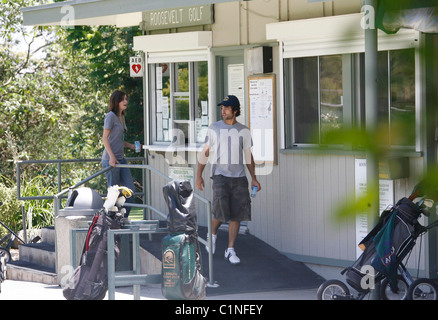 Adrien Grenier joue un tour au Roosevelt Golf Los Angeles, Californie - 02.07.09 Banque D'Images