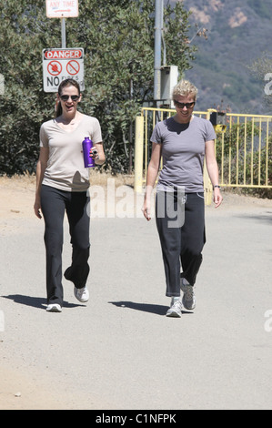 Jennifer Garner et un ami de la randonnée sur un sentier à Pacific Palisades. Los Angeles, Californie - 05.07.09 Banque D'Images