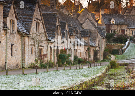 Arlington Row dans le village de Bibury, Gloucestershire, Cotswolds, Royaume-Uni Banque D'Images