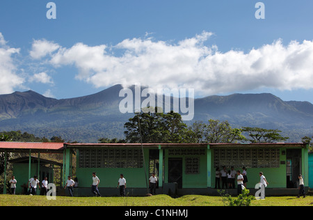 Une école primaire dans le village de Dos Rios au pied du Volcan Rincon de la Vieja, Costa Rica Banque D'Images