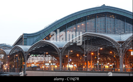 Köln, Hauptbahnhof, von 1894 Bahnsteighalle, davor moderne Bahnsteigüberdachung von Busmann et Haberer Banque D'Images