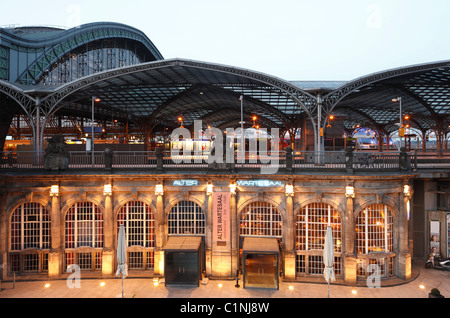 Köln, Bahnsteighalle von 1894, davor moderne Bahnsteigüberdachung von Busmann et Haberer, darunter 'Changer' Wartesaal von 1915 Banque D'Images