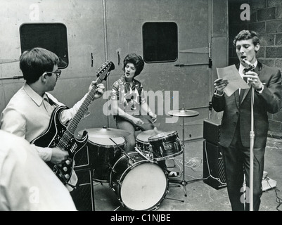 Le groupe pop britannique d'abeilles avec du miel en 1964 Lantree à la batterie. Photo Tony Gale Banque D'Images