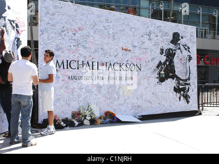 Plus de 17 000 FANS DE JACKSON MEMORIAL Plus de 17 000 fans de MICHAEL JACKSON aura la chance de dire adieu à Banque D'Images