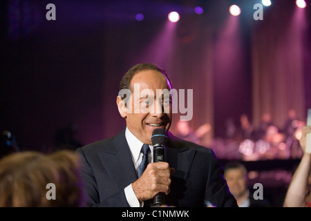 Paul Anka effectuer sur le concert à Budapest, Hongrie, 2010. Banque D'Images