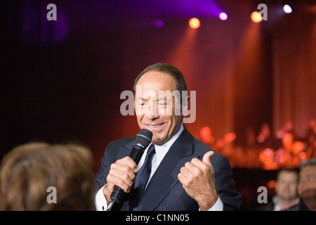 Paul Anka effectuer sur le concert à Budapest, Hongrie, 2010. Banque D'Images