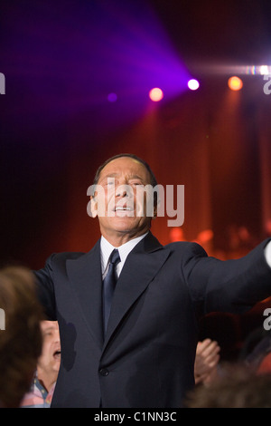 Paul Anka effectuer sur le concert à Budapest, Hongrie, 2010. Banque D'Images