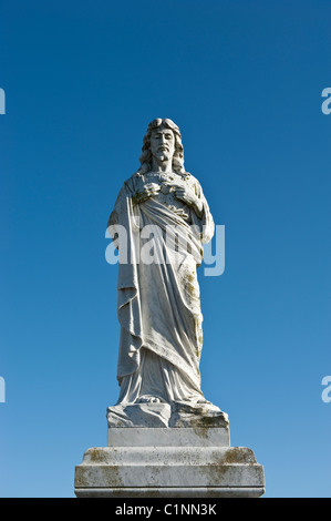 Une statue du Sacré-Cœur de Jésus dans un cimetière des Irlandais Banque D'Images