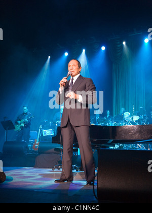 Paul Anka effectuer sur le concert à Budapest, Hongrie, 2010. Banque D'Images