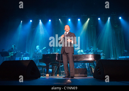 Paul Anka effectuer sur le concert à Budapest, Hongrie, 2010. Banque D'Images