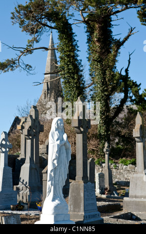 Une statue de la Vierge Marie, parmi les pierres tombales dans le cimetière de Skerries, comté de Dublin, Irlande du Nord Banque D'Images