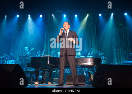 Paul Anka effectuer sur le concert à Budapest, Hongrie, 2010. Banque D'Images