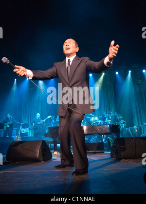 Paul Anka effectuer sur le concert à Budapest, Hongrie, 2010. Banque D'Images