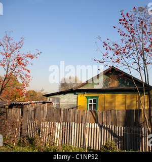 Vieille maison en bois dans village Banque D'Images