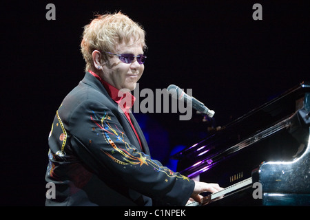 Elton John effectuer sur le concert à Budapest, Hongrie, 2010. Banque D'Images