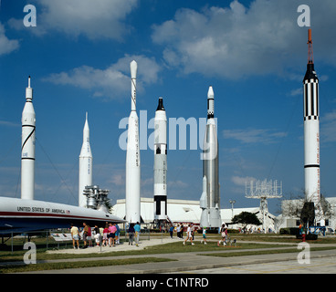 Les touristes fusée propulsée visualisation des véhicules spatiaux. Centre spatial Kennedy. Floride, États-Unis Banque D'Images