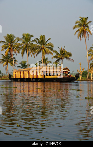 Péniche croisière sur les Backwaters du Kerala tropical sur la côte de Malabar de l'Inde du Sud. Banque D'Images